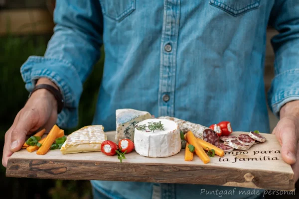 Notenhouten tapasplank met schors, gemaakt door Puntgaaf made personal