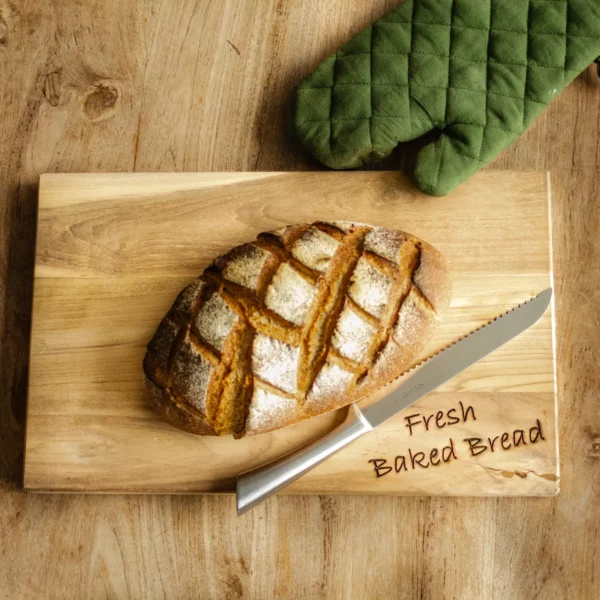 Teakhouten brood snijplank met brood, ovenhandschoen en mes, gemaakt door Puntgaaf made personal