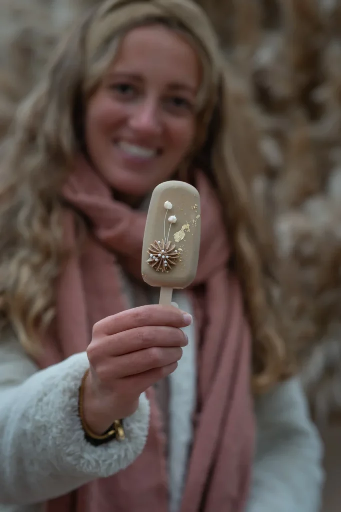Product shoot ijs wordt getoond door vrouw, foto gemaakt door Puntgaaf Photography